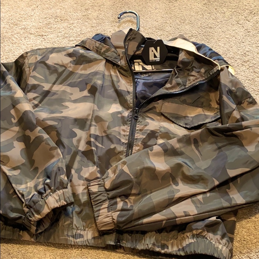 Cropped camouflage wind breaker